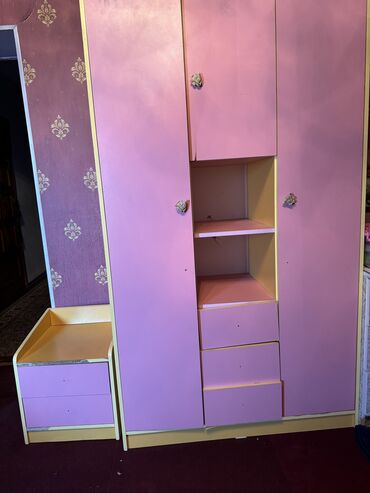 детская мебель для девочки: Детский гарнитур, цвет - Розовый, Б/у