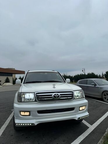 Toyota: Toyota Land Cruiser 2002 – baxımlı, əziyyət görməyib. Ağ rəngdədir — 1
