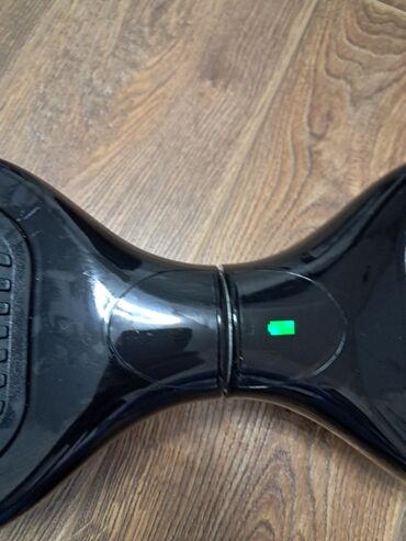 Giroskuterlər: Şəkillərdə görünən bu qara rəngli hoverboard, hamar səthli dizaynı ilə — 2