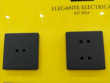 Generatorlar: Divar montajı üçün nəzərdə tutulmuş qara rəngli elektrik rozetkaları