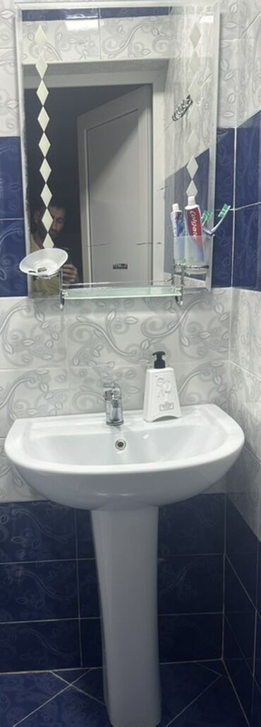 тюлпан: Ağ rəngdə, keramikadan hazırlanmış ayaqlı lavabo. Tək dəlikli kran