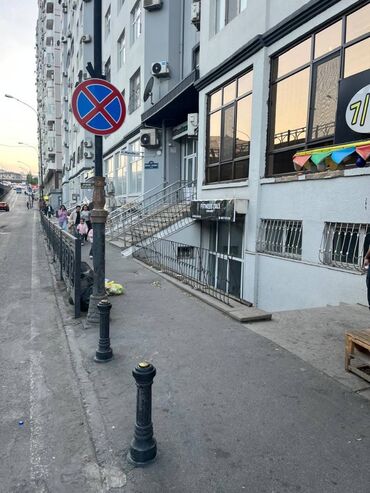 Digər kommersiya daşınmaz əmlakı: 20 Yanvar metrosuna qalxan yolda, 3 cü mikrorayon dairəsi ilə üz-bəüz — 9