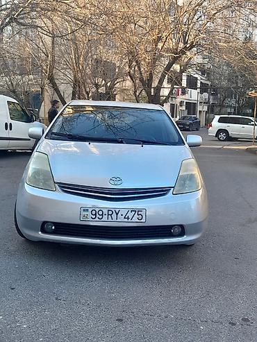 prius qapı: Toyota Prius (2-ci nəsil) hibrid sedan - Gümüşü rəng, 5 qapı — 1