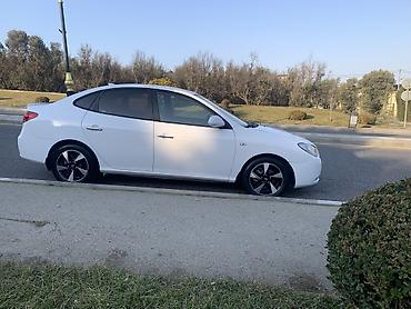 avante: Hyundai Elantra sedan – ağ rəng, 4 qapı, şəhər və tras üçün praktik — 3