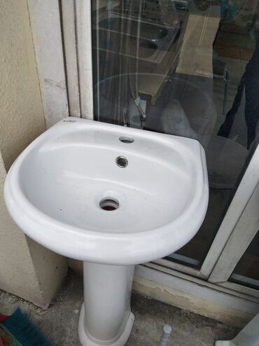 moydadir tap az: Ayaq üstə dayanan ağ rəngli keramika lavabo, hər növ vanna otağına