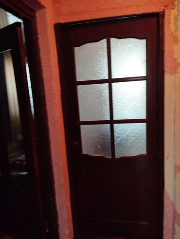 стекло токмок: Пр-ю двери межкомнатные двух сторчитый 3000 сом деревянный2 шт двери