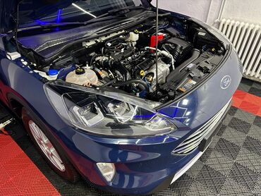 Ford: Plavi Ford Kuga, SUV model sa petoro vrata, opremljen je automatskim — 22
