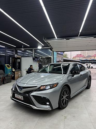 Toyota Camry: 2022 г., 2.5 л, Вариатор, Гибрид, Седан