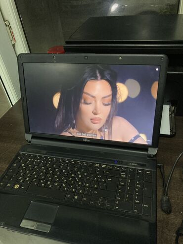 Masaüstü kompüterlər və iş stansiyaları: Normal veziyyetde islek,fujitsu simens notebook satilir.Islemeyinde