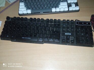 dzemper beneton m: Prodajem tastaturu upotrebljena u dobro stanju tastatura svetli nije