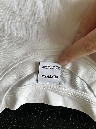 Köynək və bluzalar: Qara fonda qırmızı çiçək naxışlı, uzunqol qadın bluzası. Yaxa — 15