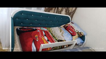 двух ярусная кровать детская: Детская кровать с мягким изголовьем, выполненным в бирюзовом цвете с