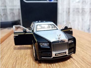 delovi za maketu fice: Nov metalni model automobila Rols Rojs Fantom. Pale mu se prednja i