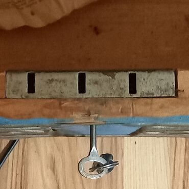 Sandıqlar: Cehizlik Sandıq satılır. - 1950-ci illərə aiddir. - Açarla bağlanır — 13