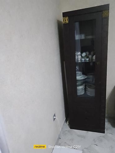 bufet biləcəri: Qaranlıq qəhvəyi rəngdə şüşə vitrini olan qab-düş şkafı. - Material — 1