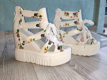 женские майки туники: Туфли 35, цвет - Белый