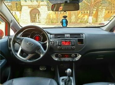 Kia: Kia Rio hatchback – parlaq qırmızı rəngli, kompakt və şəhər üçün ideal — 9