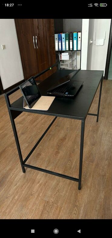 стол компьютерный письменный: Kompüter masası, İşlənmiş, Kvadrat masa
