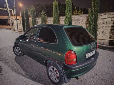 Digər avtomobillər: Yaşıllı rəngli 3 qapılı şəhər avtomobili Texniki və eksteryer: - — 9