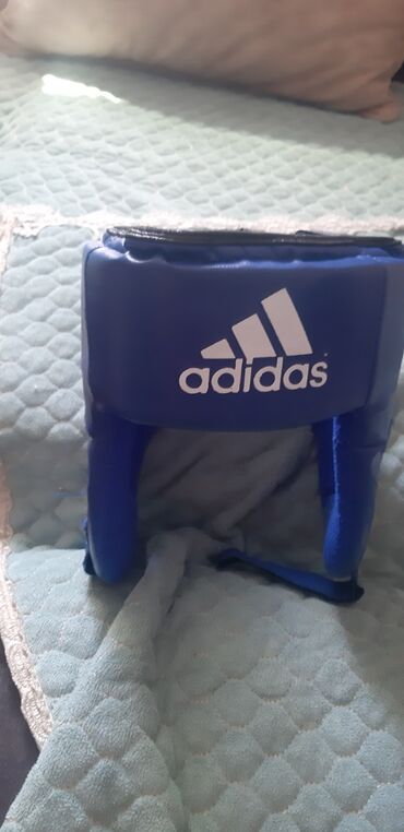 Dəbilqələr: Mavi rəngli Adidas boks başı qoruyucusu, məşqlər və sparring zamanı