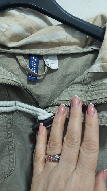 Ostale jakne, kaputi, prsluci: Zenske jakne za prelazan period. Cena po komadu 400Prve dve su M-38,a — 8