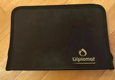 подарки для мальчиков: Diplomat çanta satılır.Təzədir.Qara rəngdir.Qələmlər üçün yeri