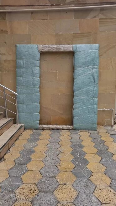 Giriş qapıları: Məhsul: Dəmir giriş qapısı və metal qutu (kasa) komplekti Təsvir: - — 4