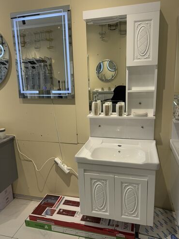 firca desti: Bu dəstəkləyici baza ilə birlikdə ağ rəngli keramika lavabo, hər hansı