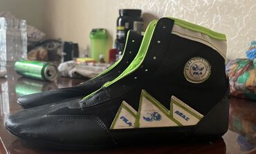 Krasofkalar və idman ayaqqabıları: Fila brendinə məxsus qara rəngli, yüksəkboğaz gules,boks ayaqqabıları