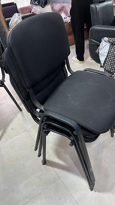 calisma stulu: Qara rəngli ştapellənən (üst-üstə yığılan) stullar - Material: möhkəm — 1