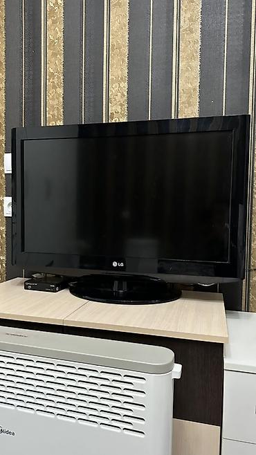 Телевизор LG, диагональ около 32" (80 см). ЖК-панель, черная глянцевая
