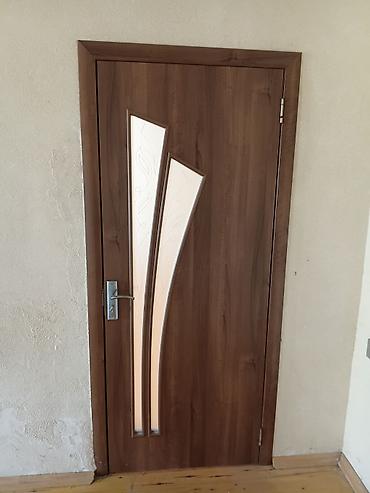 plintuslar: İşlənmiş Otaq qapısı 90x200 sm Şəbəkə ilə, Ünvandan götürmə — 1