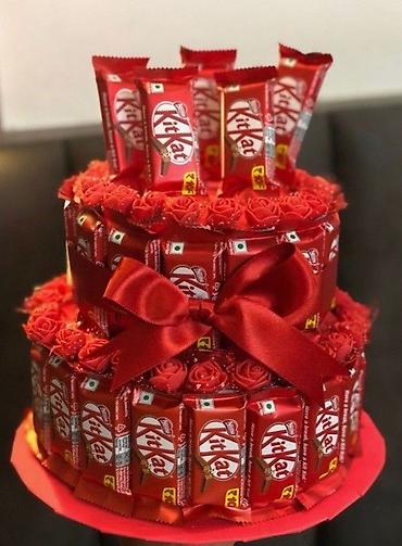 masin tort səkilləri: İki mərtəbəli KitKat şokolad tort-kompozisiyası - Tamamı orijinal — 1
