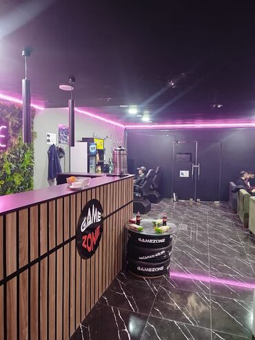 PS5 (Sony PlayStation 5): - PlayStation 5 oyun zonaları: böyük divar TV-ləri, rahat oturacaqlar — 3