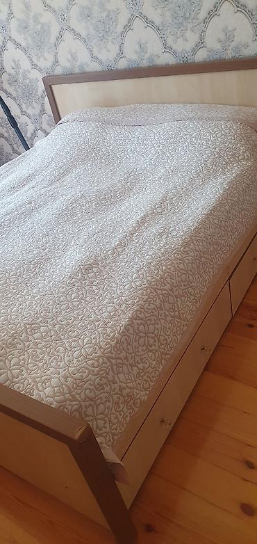 İki nəfərlik taxta çarpayı - Material: Açıq ağac rəngli