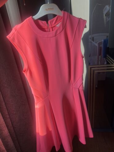 Gündəlik donlar: Ted Baker London markalı, parlaq çəhrayı rəngdə qısa don. Dairəvi