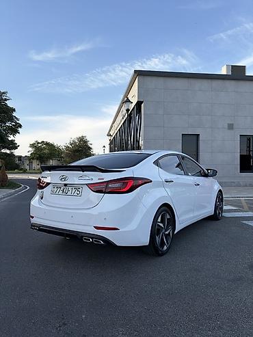 elantra hunday: Hyundai Elantra sedan – ağ rəngdə, aerodinamik kuzov dəsti ilə. Şəhər — 4