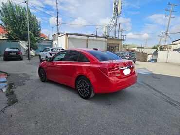 Chevrolet: Chevrolet Cruze LT sedan – parlaq qırmızı rəngdə, qara rəngli 17'' — 17