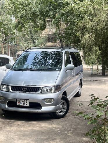 автомобили для инвалидов с ручным управлением: Минивэн Toyota Regius серебристого цвета, представленный на снимках