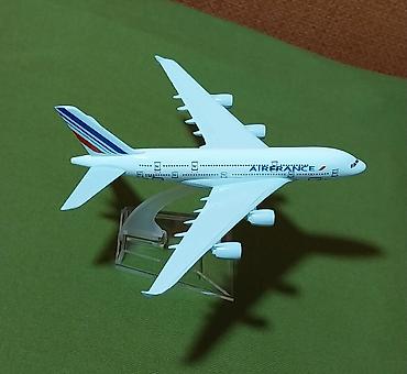 elmin: Təyyarə France A380 model təyyarə maket. Metro stansiyalarının — 7