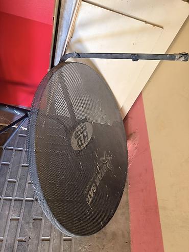 peyk: Peyk antenası satılır. Şəkildə iri ölçülü, metal torlu konstruksiyaya — 2