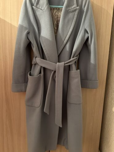 loreta пальто: Пальто женское KENT, серо-голубой оттенок. - Крой: прямой, длина