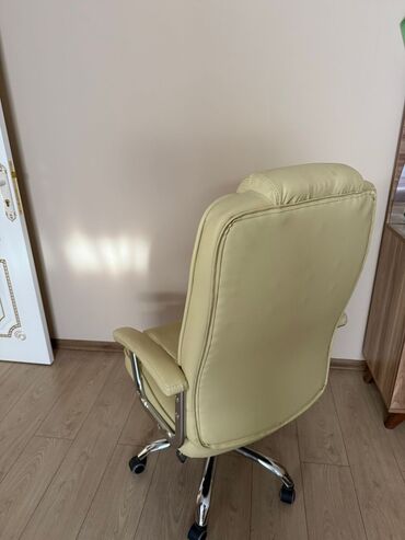 Ofis və oyun kresloları: Təkərli, Qolları tənzimlənmir, Süni dəri — 9