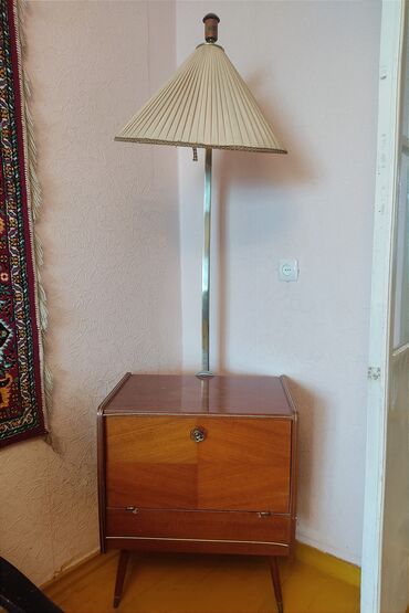 mebel sandiqlar: Siyirme. ( lampa ilə postament). 
Тумба со светильником