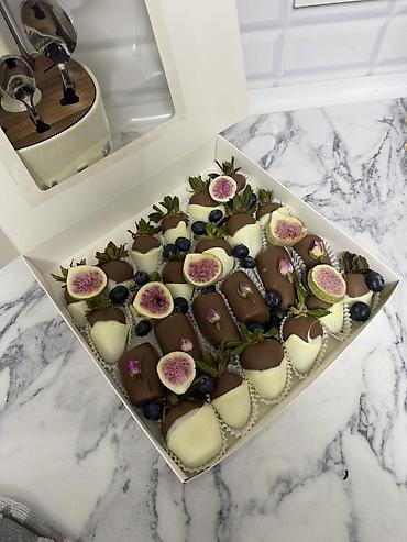 Съедобные букеты: Клубника в шоколаде И фрукты на выбор Цены минимальные Стоимость — 10
