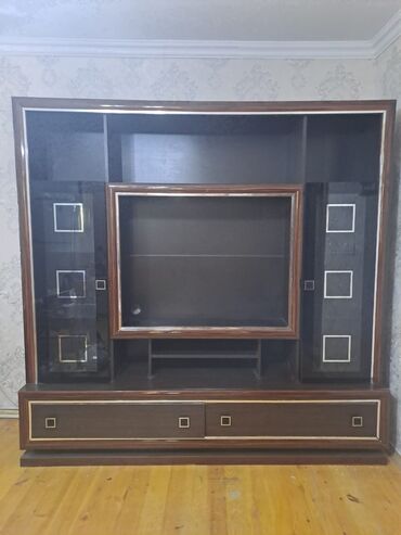 Düz TV altlığı, Polkalı, Laminat