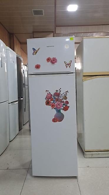 fen satisi: Ağ rəngdə ikiqapılı soyuducu, üst hissədə dondurucu kamerası var — 3