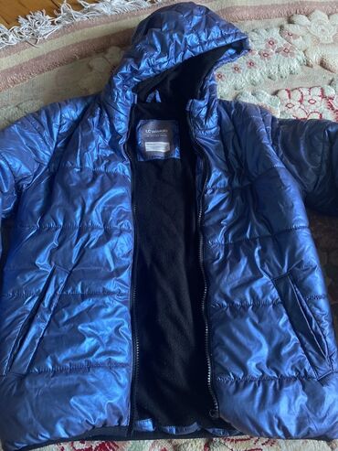 Пиджаки: LC Waikiki kapüşonlu şişmə kurtka - Rəng: parlaq mavi - Model