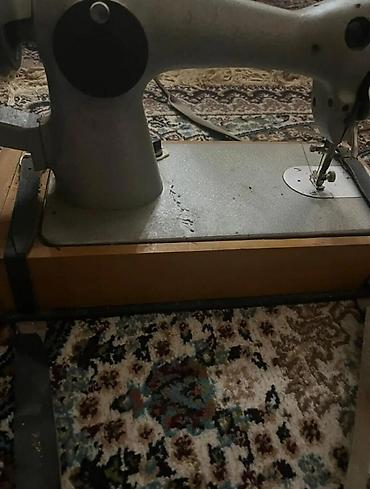 Mexaniki tikiş maşını - Korpus: ağır metal gövdə, taxta baza