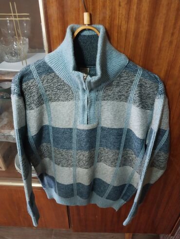 мужской свитер: Свитор новый перчатки новые кожаные безрукавка новый